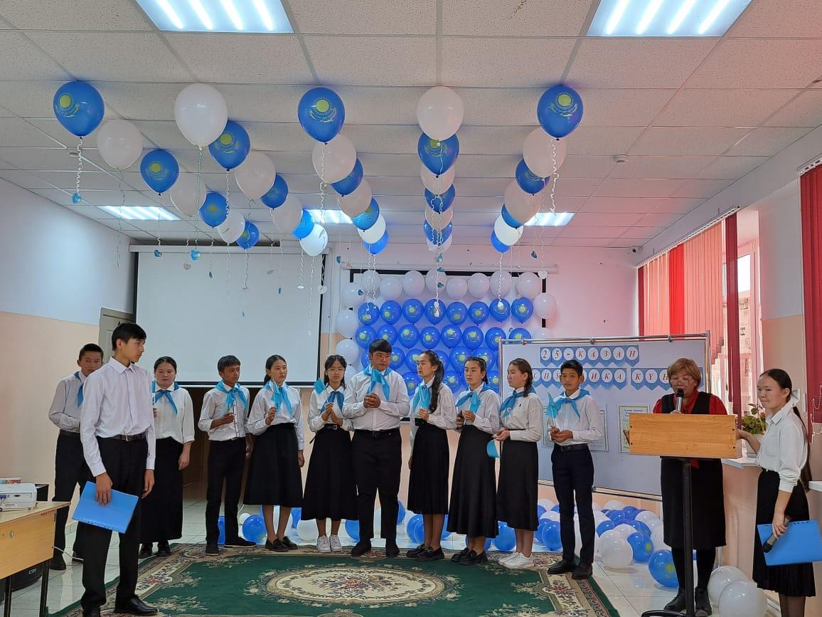 25қазан Республика күніне орай 10 сынып оқушыларының қатысуымен "Менің Отаным Қазақстан" атты концерттік бағдарлама болып өтті