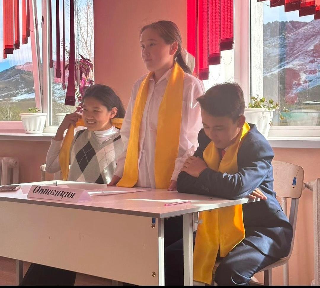 "Жарық жұлдыз"дебат клубының кезекті отырысы болып өтті.