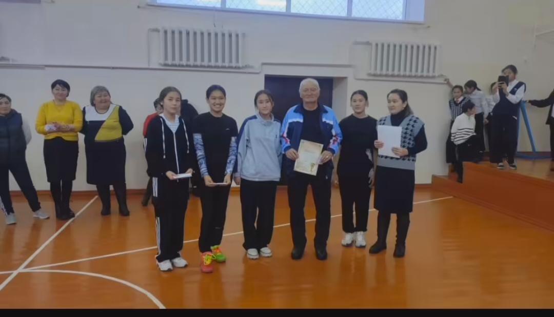 17қаңтар күні 5,6,7 сыныптар арасында Даналық мектебінің Әкелер мектебі аясында "Мен және Әкем" атты әкелер мен балалардың қатысуымен волейболдан спорттық жарыс өтті.