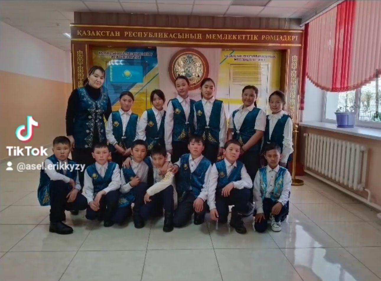 18наурыз Ұлттық киім күніне орай 5"б" сыныбында Ұлттық киім күні аталып өтті.
